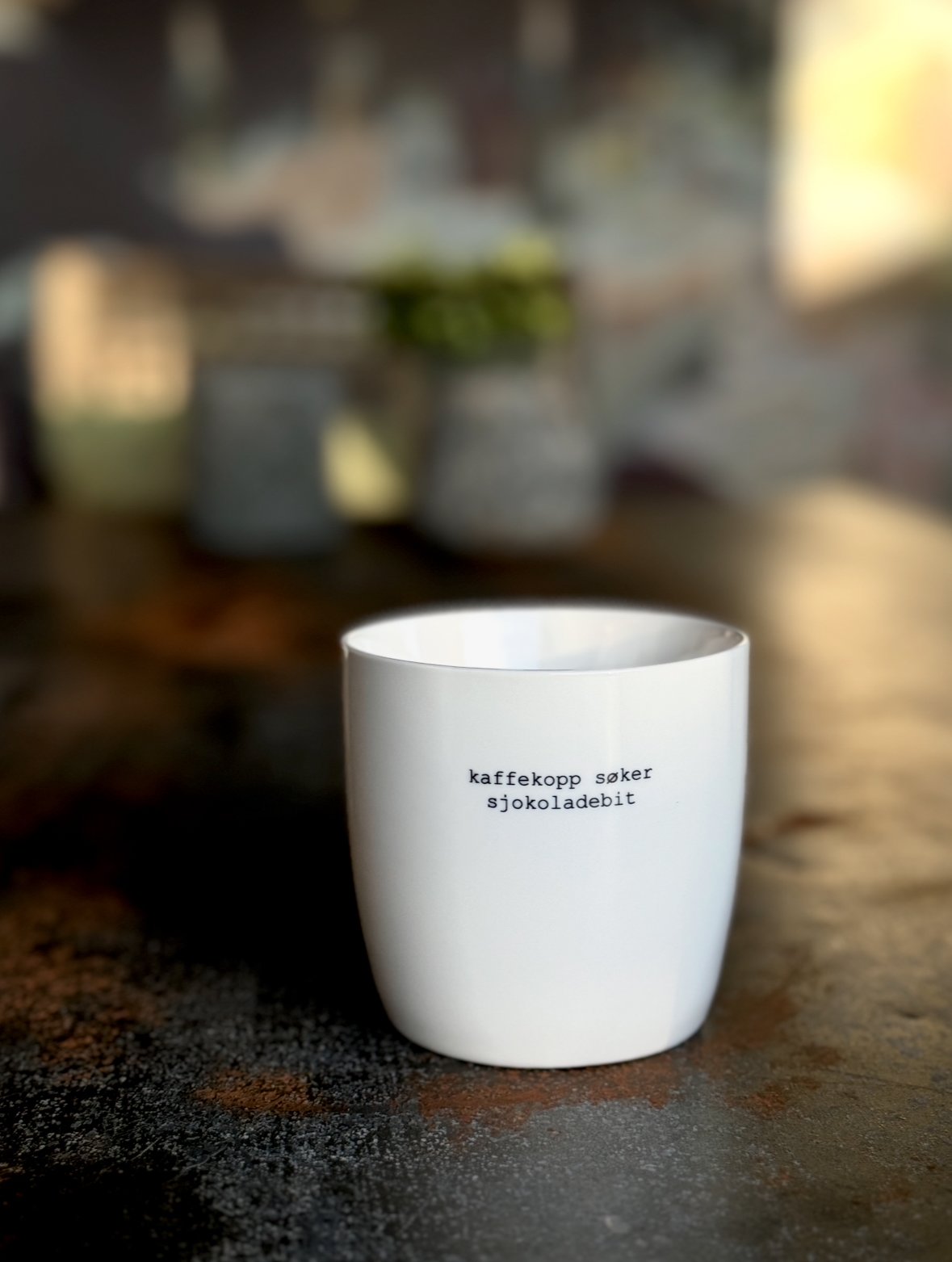 sögne mug white  kaffekopp søker sjokoladebit